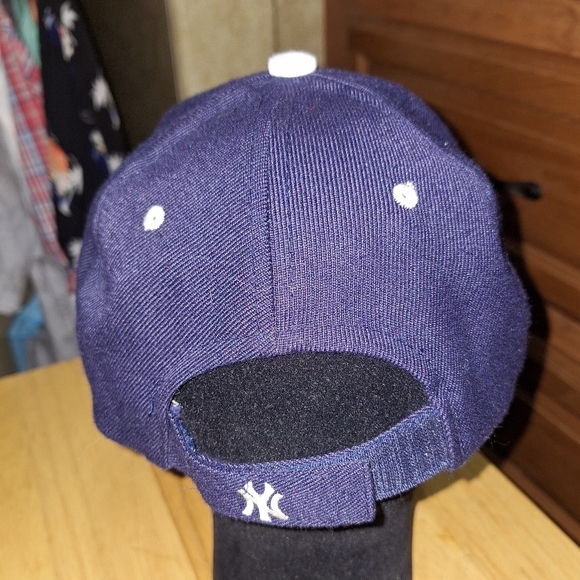 An Unbranded New York Yankees adjustable ball cap/truckers hat. Pre-loved - Picture 3 of 6